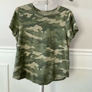 Old Navy Camo Print Tee Shirt with Rounded Hemline Size Medium